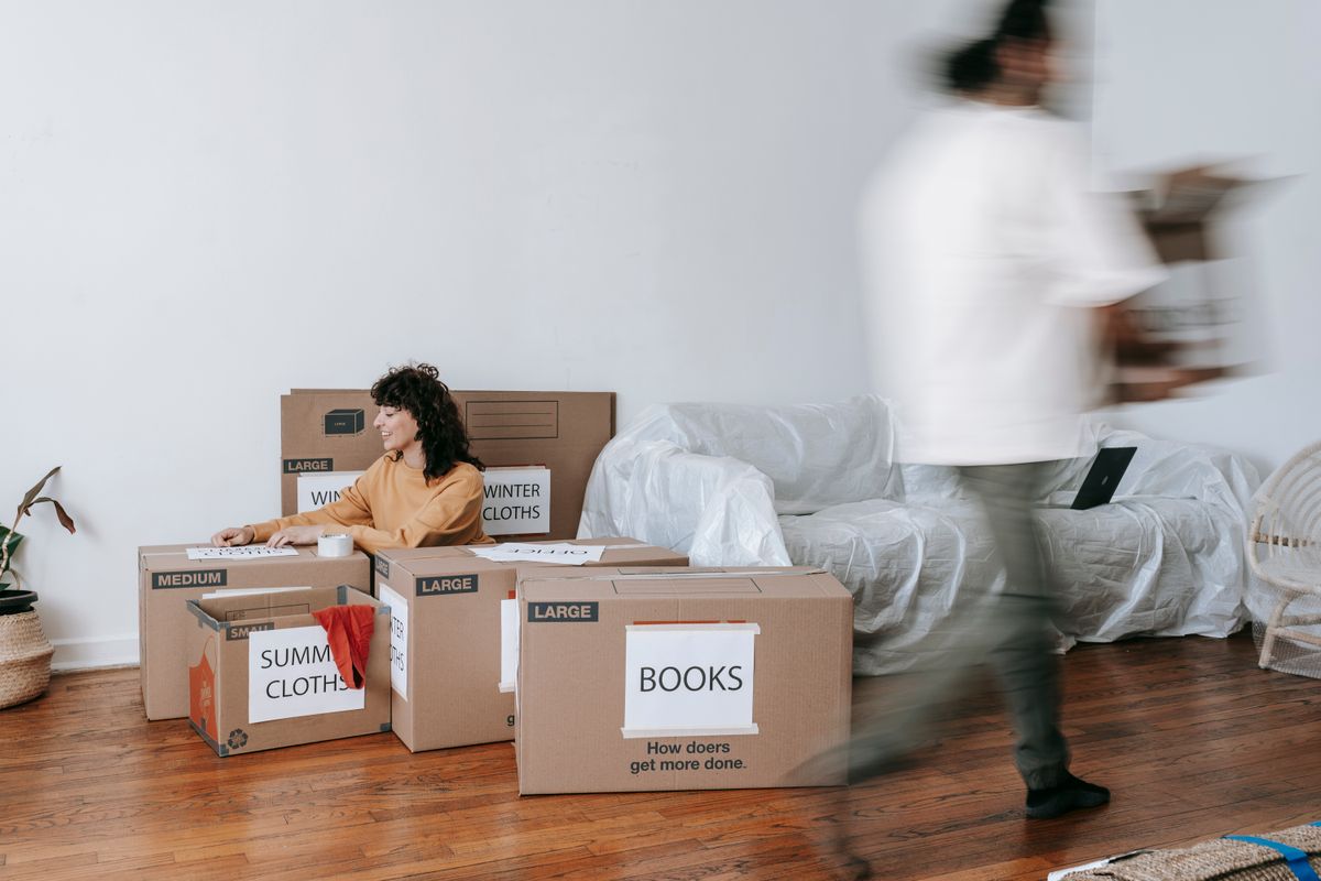 Equipo retirando muebles de un piso